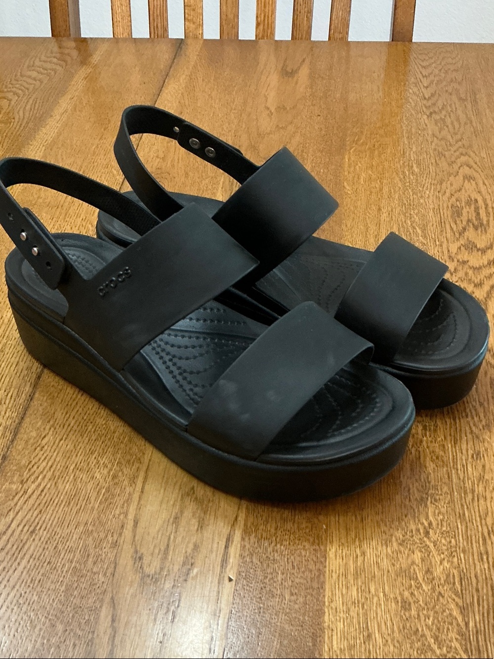 Woman’s CROCS Brooklyn black Low Wedge Sandal. Size 10. Adjustable strap. Cute!